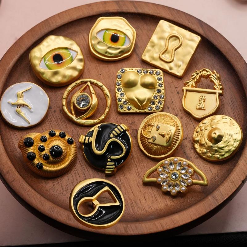 Embellish Craft - Vintage Metallknopf in Herzform mit künstlerischem